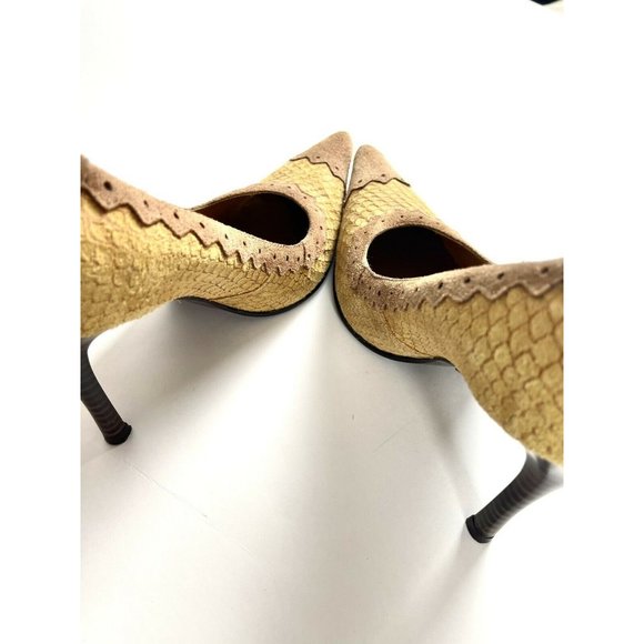 Women’s Lui Chiny Mustard Colored pointed pump heels - Picture 7 of 9